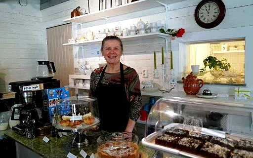 Jolanta Sandgren bakom disken i Marmor Café